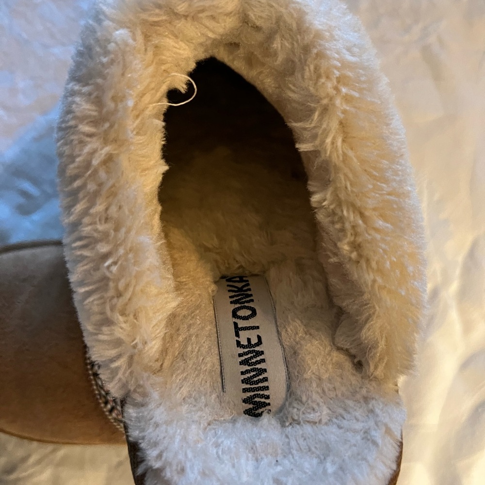 Minnetonka Tan Slippers with Cream Fur Lining 10 Womens - Picture 3 of 9